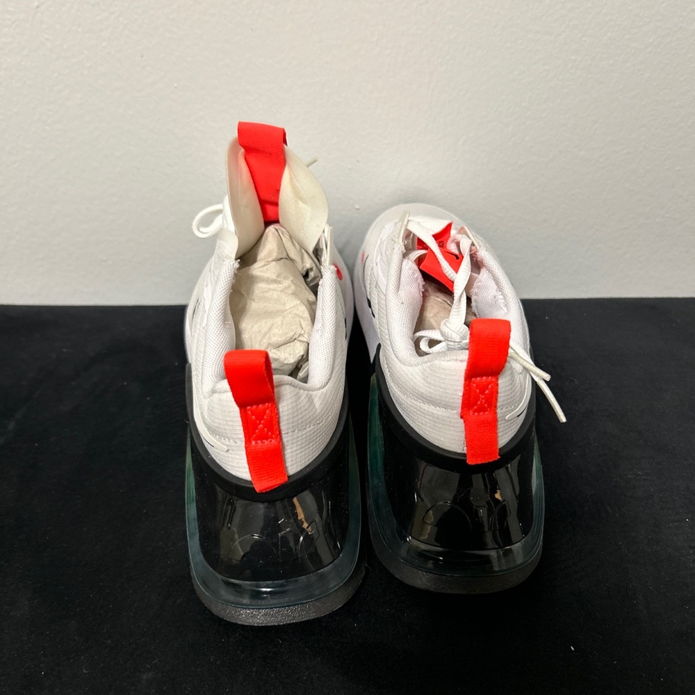 NEW!!!!  NEVER WORN !!!! Nike Air Max. Size 9. White